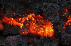 islandska sopka strasi ludi z pukliny stupa lava