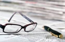 noviny okuliare uradnik pero