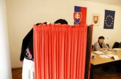 zacali sa komunalne volby slovaci volia treti raz v roku