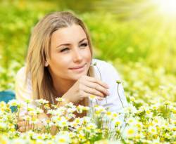 young beautiful girl laying on the daisy flowers field outdoor portrait small 676x555