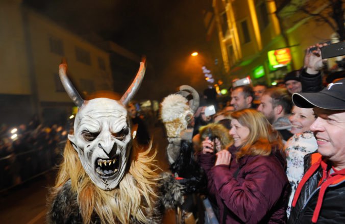 Atmosféra Pochodu čertov – Krampus v centre mesta Piešťany.