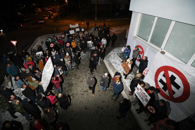 Účastníci s transparentmi počas tichého protestu proti mítingu strany Kotlebovci - ĽS NS, ktorý sa konal v Kultúrnom dome Samka Dudíka v Myjave. Myjava, 3. december 2019.Foto: SITA/Martin Medňanský