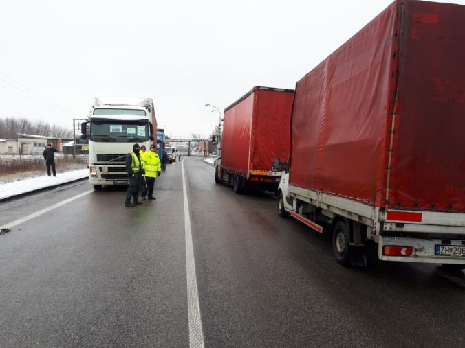 Blokovanie dopravy je podľa analytika nešťastný spôsob nátlaku, ale požiadavky štrajkujúcich sú oprávnené