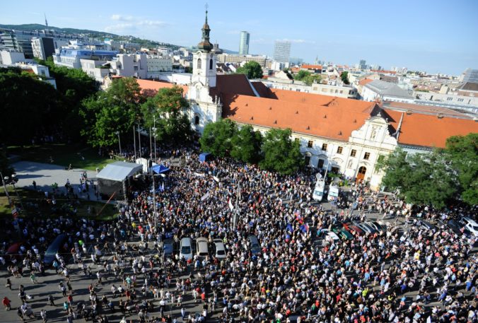 Dosť bolo Fica a Kaliňák odstúpiť, skandovali tisícky ľudí na protikorupčnom pochode v Bratislave