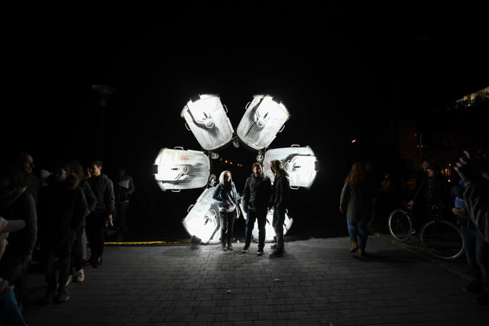 Objekt s názvom Flosculus 2, ktorej autorom je umelec Lubo Mikle zo Slovesnka počas medzinárodného festivalu súčasného umenia Biela noc 2018. Bratislava, 29. september 2018.