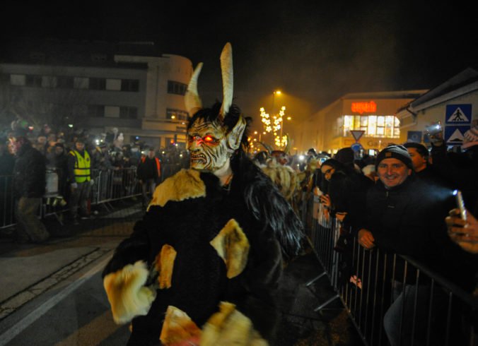 Atmosféra Pochodu čertov – Krampus v centre mesta Piešťany.