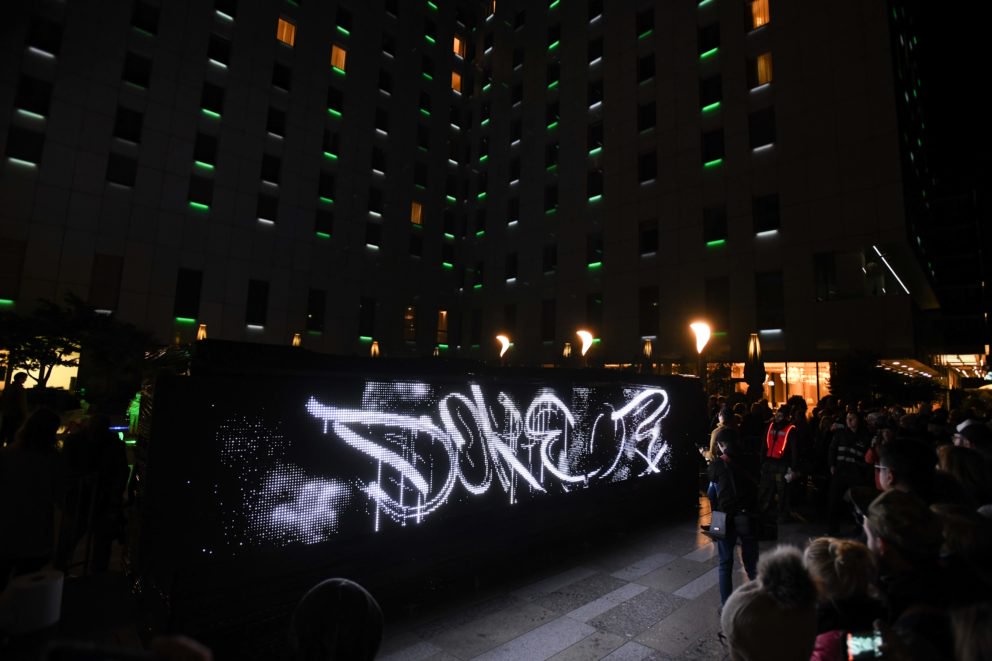 Interaktívna svetelná inštalácia s názvom Waterlight Graffiti na Námestí River Park, ktorej autorom je umelec Antonin Fourneau z Francúzska počas medzinárodného festivalu súčasného umenia Biela noc 2018. Bratislava, 29. september 2018.
