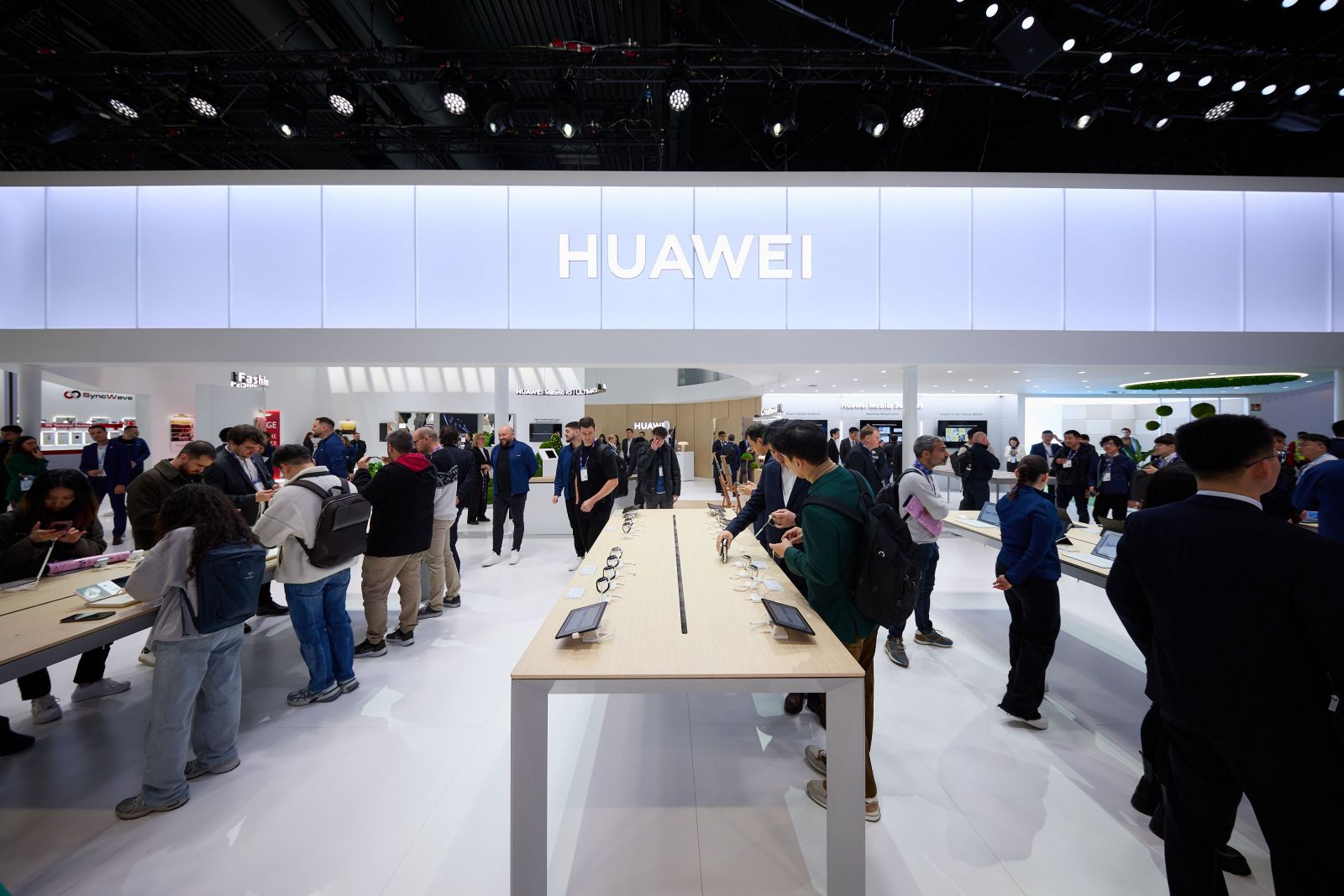 Huawei na veľtrh MWC 2024 priniesol špičkové technológie pre personalizovaný životný štýl