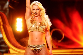 Britney Spears sa v roku 2012 darilo, na účet si pripísala najviac spomedzi všetkých speváčok.