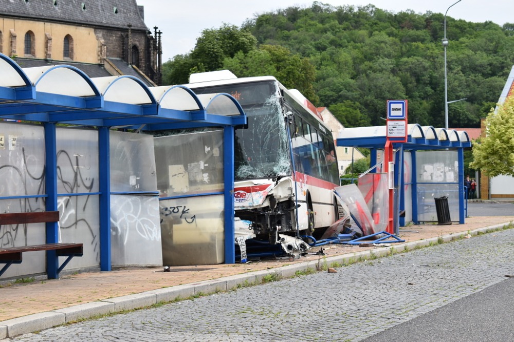 autobus nehoda