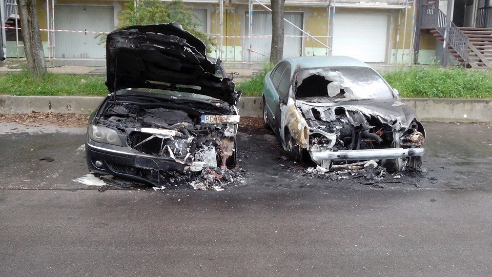 Dve hodiny po polnoci horeli v Prievidzi dve autá