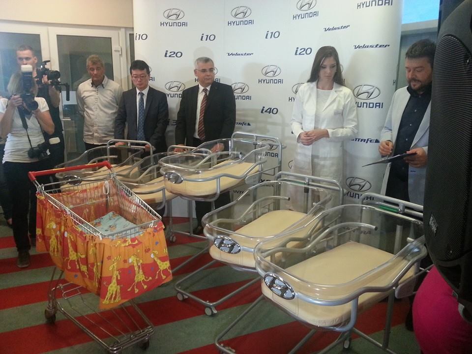 Na fotke vidíte upravený nákupný vozík, na ktorom v Tn nemocnici doteraz vozili bábätká na vyšetrenia...