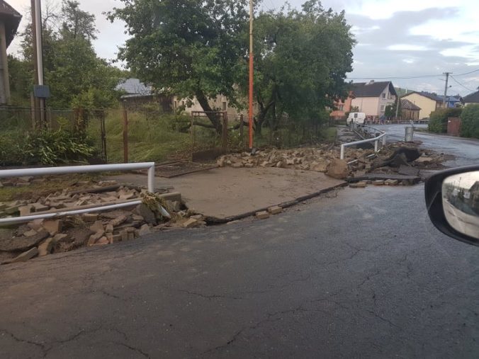 Niektoré okresy Slovenska potrápia výdatné zrážky, hrozia povodne a na horách aj víchrica