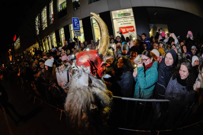 Atmosféra Pochodu čertov – Krampus v centre mesta Piešťany.