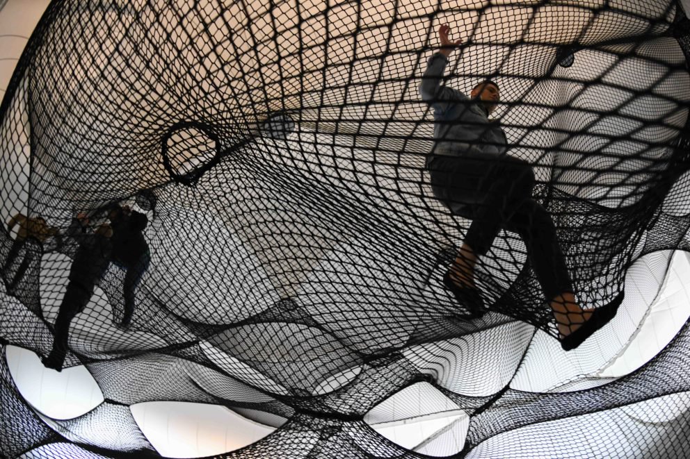 Návštevníci sa prechádzajú po sieťach interaktívneho objektu s názvom Net blow up, ktorého autorom je rakúsko-chorvátsky dizajnový kolektív Numen počas medzinárodného festivalu súčasného umenia Biela noc 2018. Bratislava, 29. september