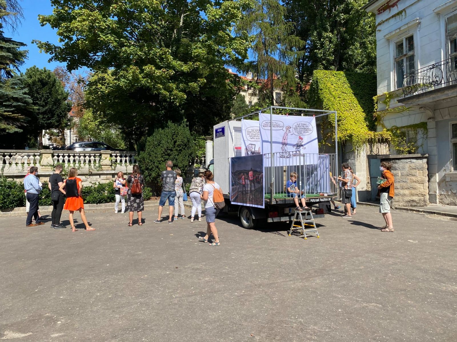 Potulná galéria sa vydáva na turné, na sídliskách a v dedinách upozorní na hoaxy a konšpirácie