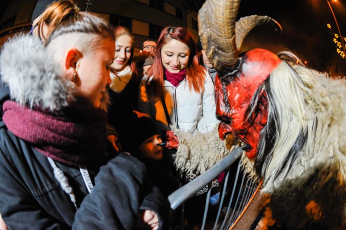 Atmosféra Pochodu čertov – Krampus v centre mesta Piešťany.