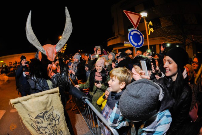 Atmosféra Pochodu čertov – Krampus v centre mesta Piešťany.