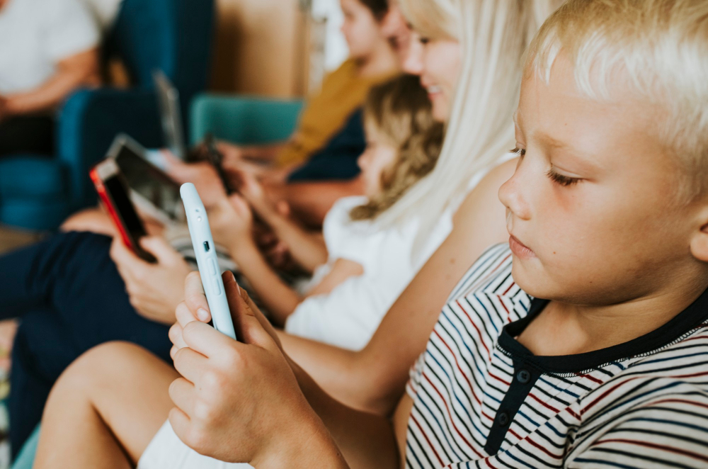 Tomáš Drucker chce zaviesť plošný zákaz mobilov v školách