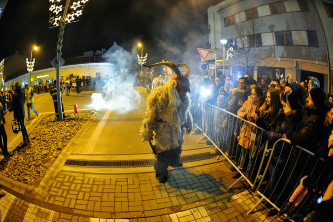 Atmosféra Pochodu čertov – Krampus v centre mesta Piešťany.