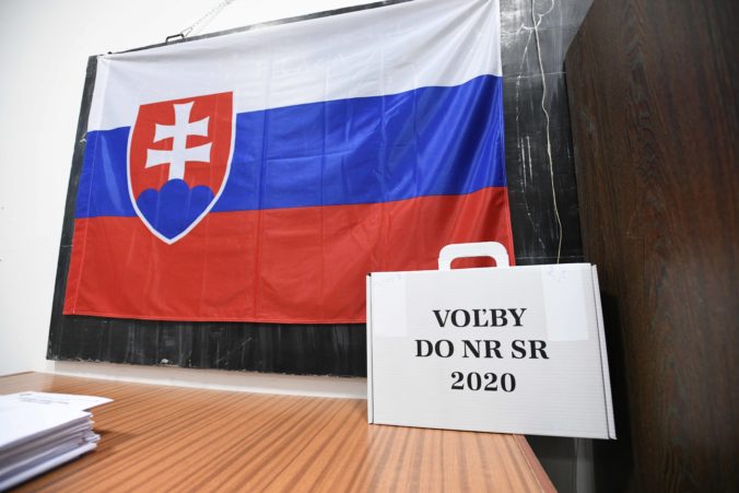 Slovenská vlajka vo volebnej miestnosti pred jej otvorením v rámci volieb do Národnej rady SR 2020. Stará Turá, 29. február 2020.Foto: SITA/Martin Medňanský.