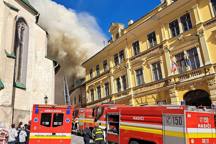Požiar v centre Banskej Štiavnice sa rozšíril na viaceré historické budovy. Na pomoc poslali aj vojakov