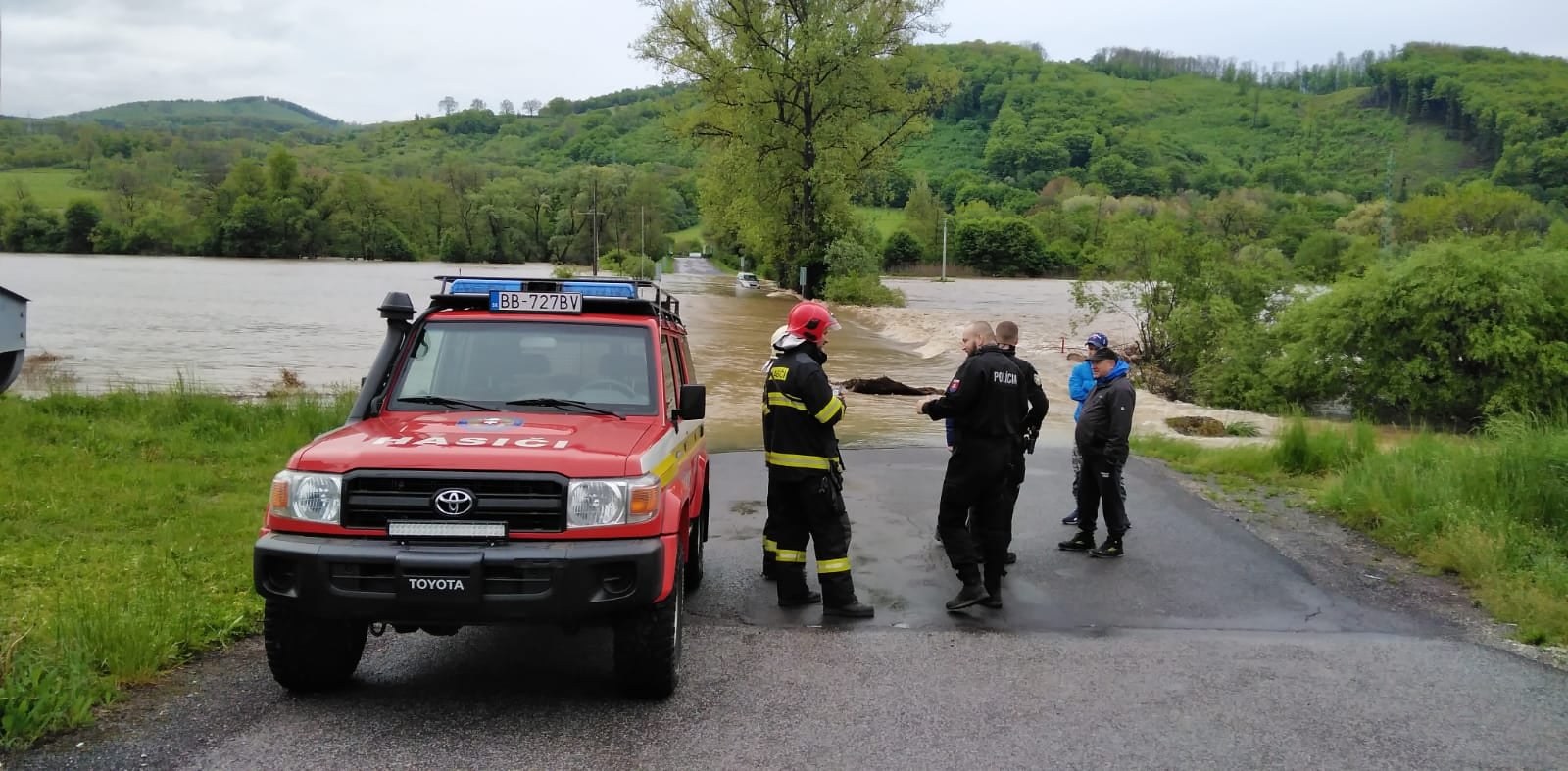 SLEDUJEME: Slovenské regióny naďalej zápasia s povodňami