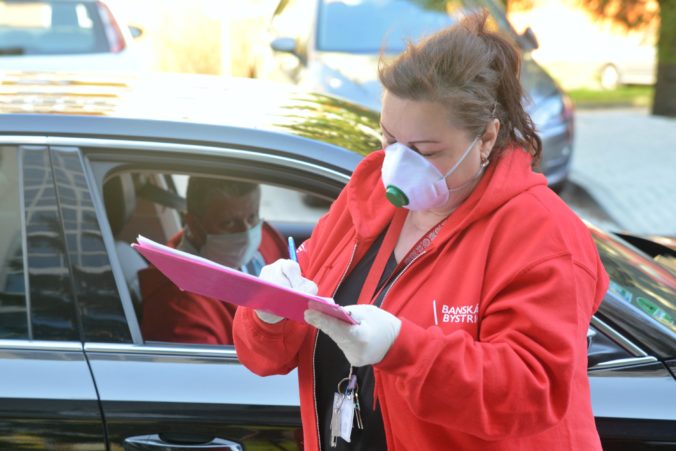 Zamestnankyňa Mestského úradu v Banskej Bystrici počas rozvozu ochranných rúšok určených pre dôchodcov v rámci opatrenia proti ochoreniu COVID-19 spôsobeným koronavírusom (2019-nCoV) na Slovensku. Banská Bystrica, 18. marec 2020. Foto: SITA/Jakub Julény