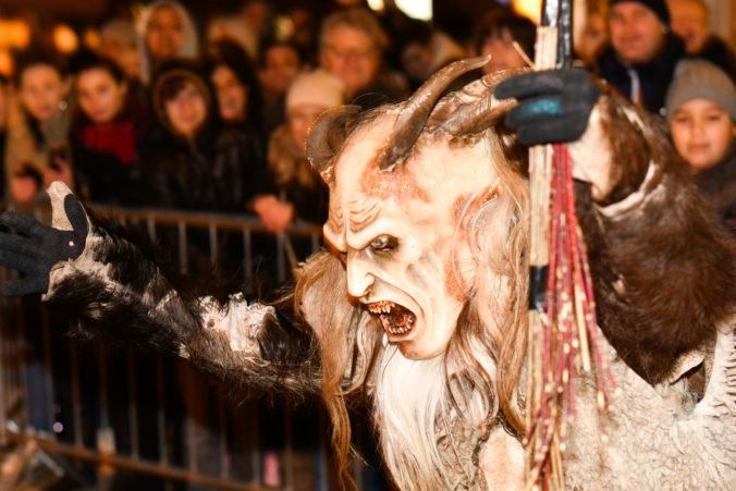 Atmosféra Pochodu čertov – Krampus v centre mesta Piešťany.