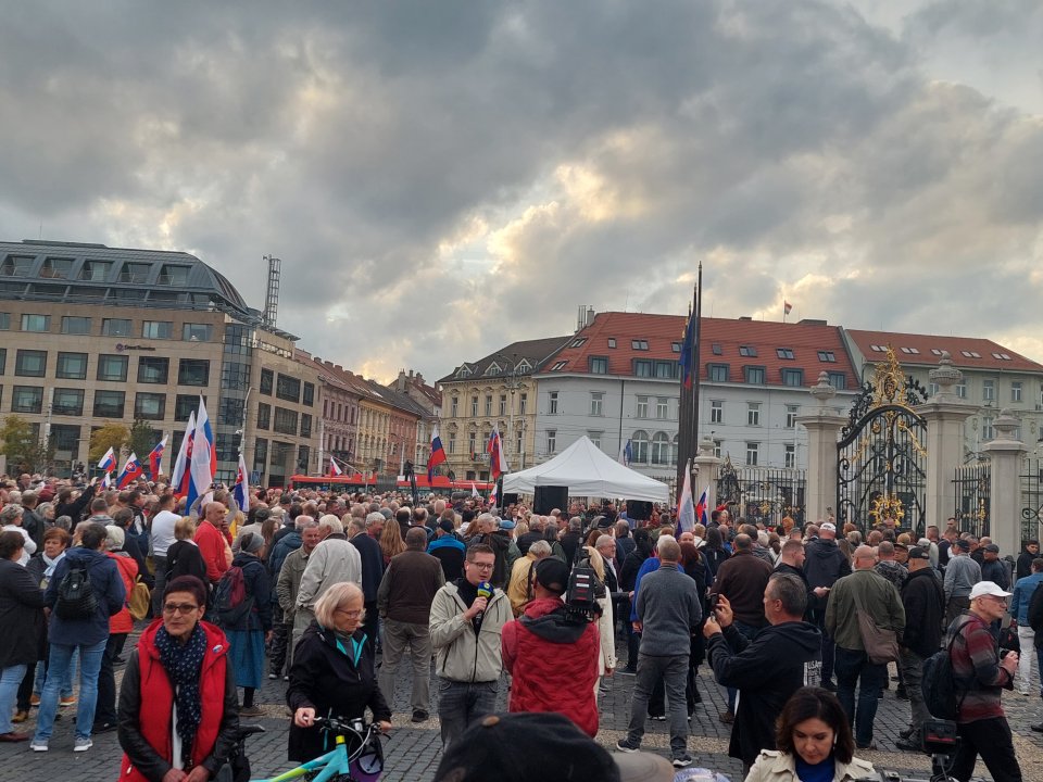 Pred Prezidentským palácom sa konal protest na podporu nominácie poslanca SNS Rudolfa Huliaka