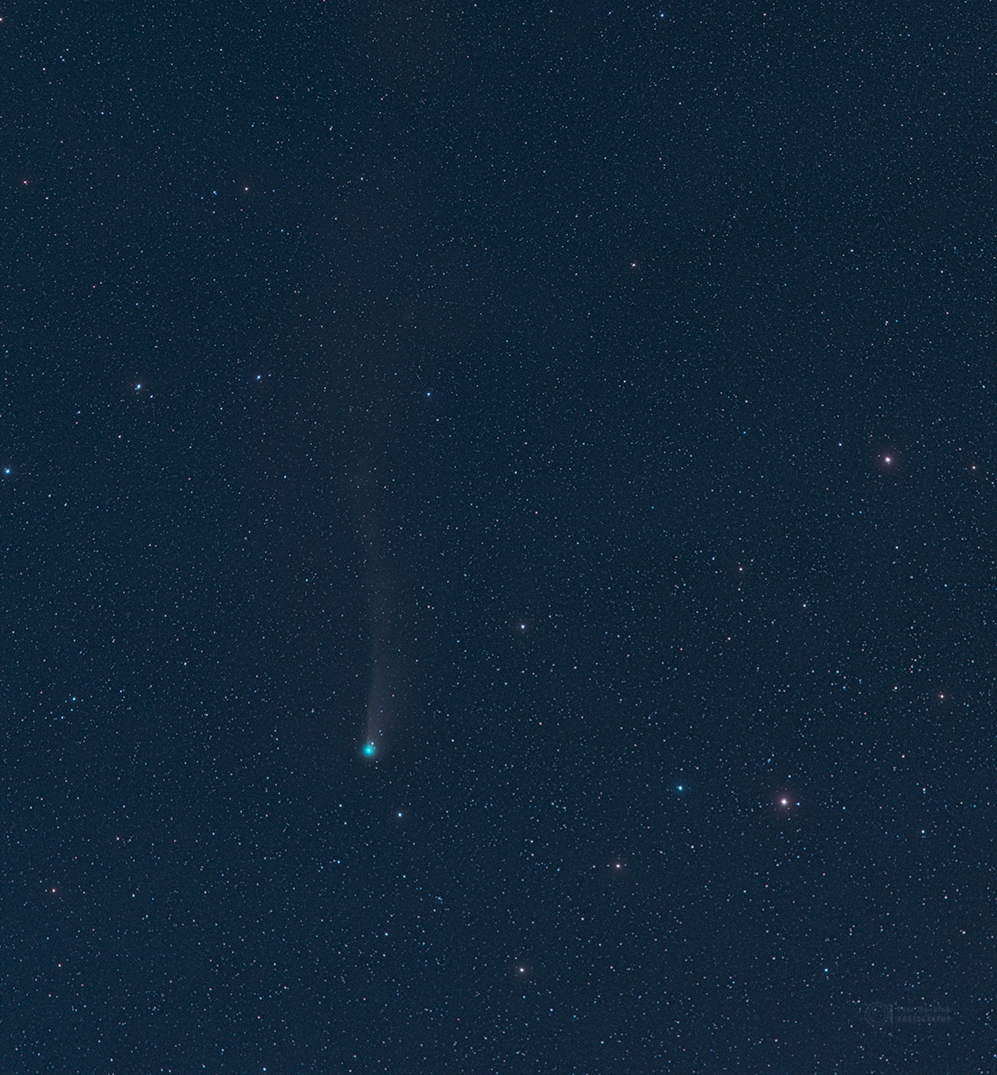 Na oblohe sú v tomto období viditeľné dve jasné kométy