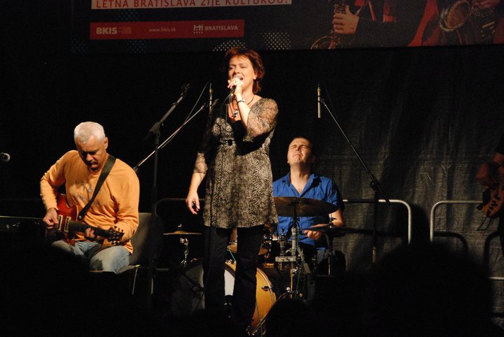 Rozhovor: Adriena Bartošová koncertuje doma aj v zahraničí, jún stihla prežiť vo festivalovom 