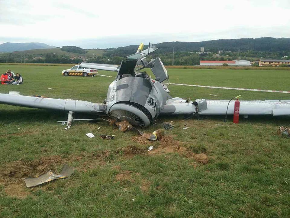 Foto: Na letisku v Prievidzi spadlo lietadlo, jedna osoba neprežila a dve sa zranili