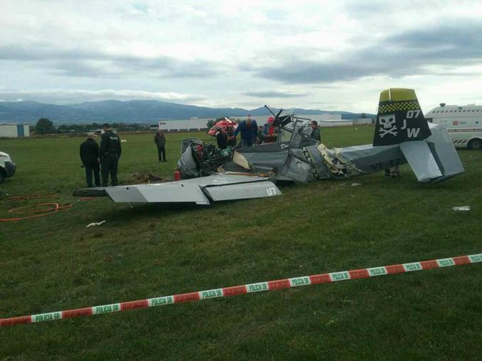 Na letisku v Prievidzi zrútil jednomotorový dolnoplošník Čmelák Z – 37 s tromi osobami na palube. Prievidza, 16. september 2017.