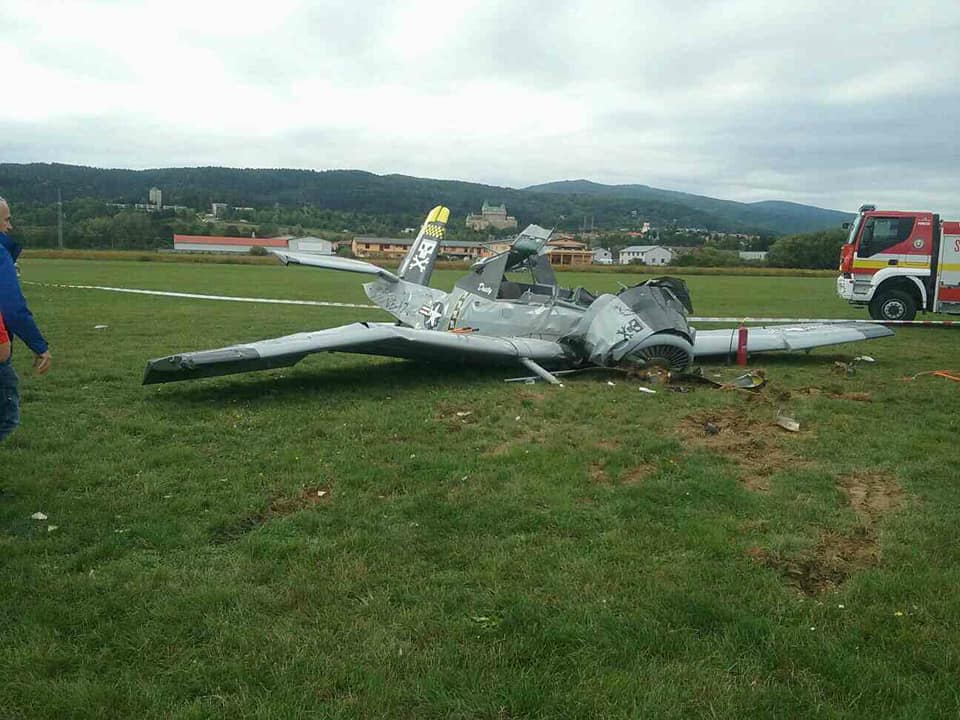Foto: Na letisku v Prievidzi spadlo lietadlo, jedna osoba neprežila a dve sa zranili