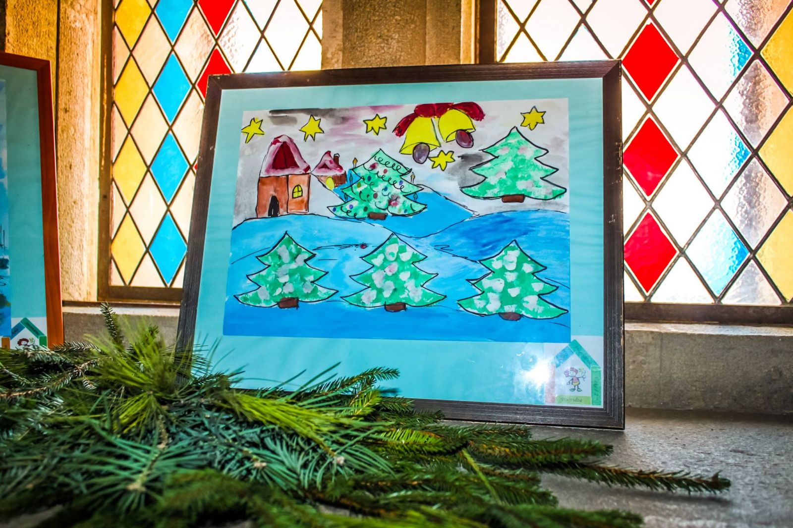Tí pod vedením pedagógov pripravili bohatú kolekciu obrazov a vianočných dekorácií, ktorými prispejú k tohtoročnej sviatočnej výzdobe zámku. 