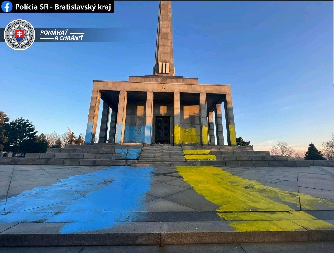 Neznámy páchateľ natrel areál pamätníka Slavín v Bratislave modrou a žltou farbou. Ako informoval bratislavský policajný hovorca Michal Szeiff