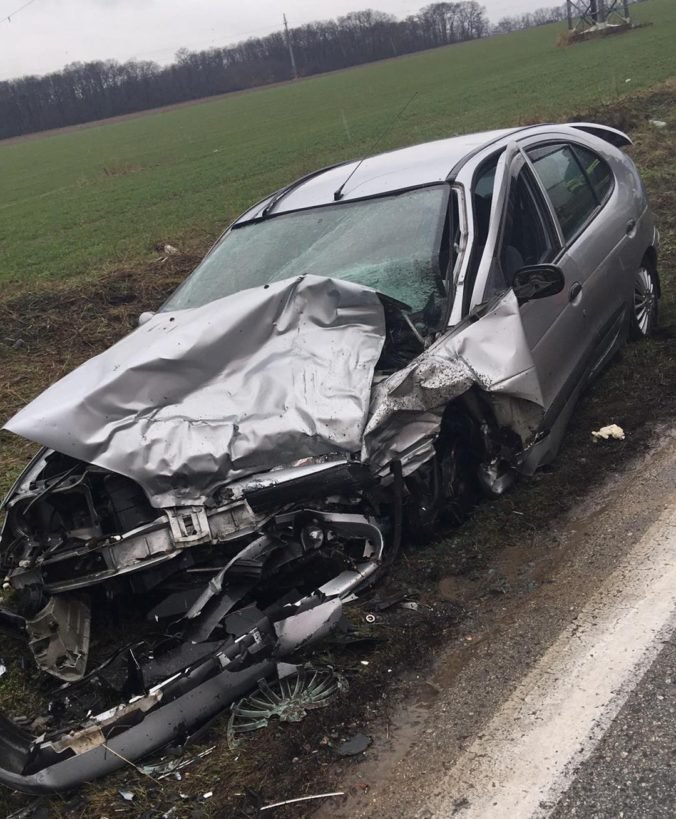 Foto: Vodič Audi sa čelne zrazil s policajtmi, zasahovali aj leteckí záchranári