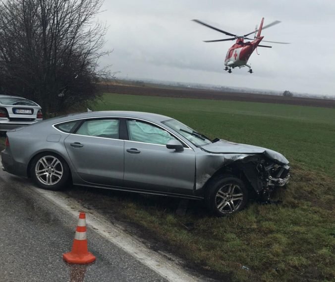Foto: Vodič Audi sa čelne zrazil s policajtmi, zasahovali aj leteckí záchranári
