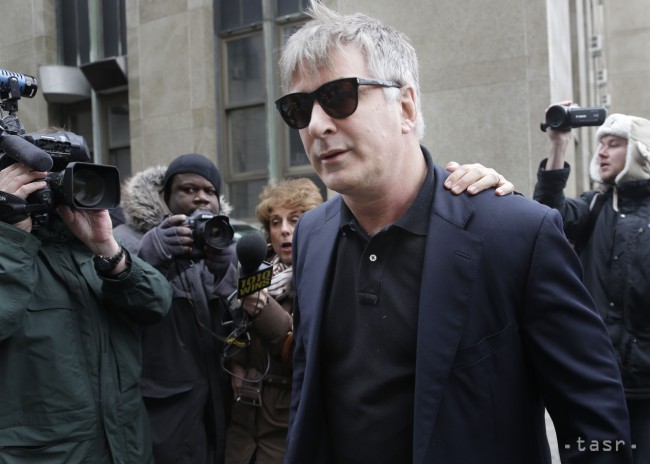 Herec Alec Baldwin opúšťa policajnú stanicu v New Yorku.