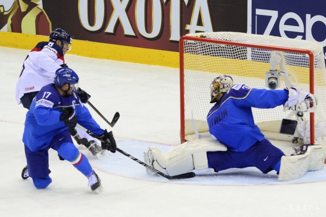 Na snímke vľavo slovenský hokejista Marek Ďaloga strieľa gól na 1:0 brankárovi Talianska Danielovi Bellissimu, uprostred Alexander Egger z Talianska, v zápase Slovensko - Taliansko na hokejových majstrovstvách sveta 17. mája 2014 pred halou Arena Čižovka v Minsku. 