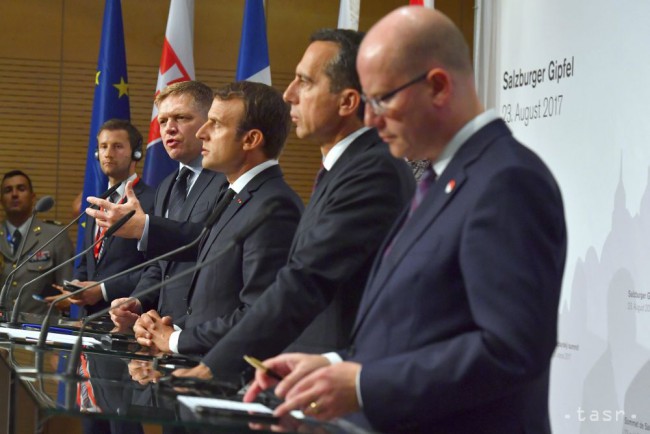 Na snímke sprava český premiér Bohuslav Sobotka, rakúsky kancelár Christian Kern, francúzsky prezident Emmanuel Macron a slovenský premiér Robert Fico počas tlačovej konferencie 23. augusta 2017 v Salzburgu. Macron sa dnes stretol v Rakúsku s premiérmi krajín S3 Rakúska, Českej republiky a Slovenska (SR zastupuje Robert Fico). 