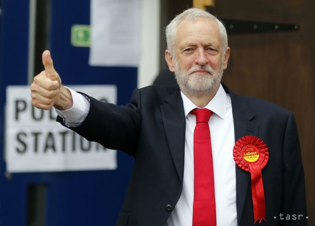 VIDEO: Vodca labouristov Corbyn vyzval premiérku, aby rezignovala