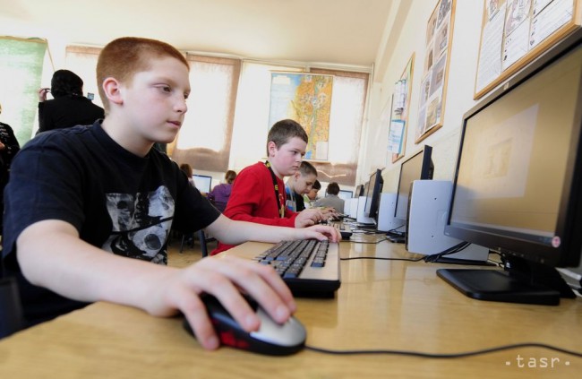 Pätina tínedžerov nevie obmedziť využívanie internetu, tvrdí výskum