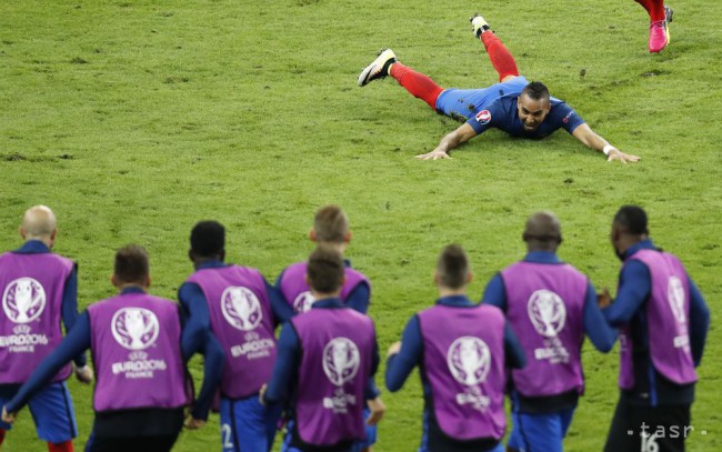 Francúzsky futbalista Dimitri Payet sa teší po strelení víťazného gólu na 2:1 v otváracom zápase Francúzsko - Rumunsko na ME vo futbale v Paríži 10. júna 2016.