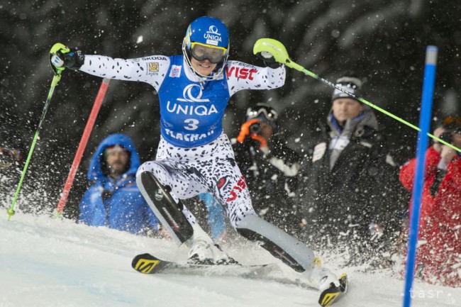 Na snímke slovenská reprezentantka v alpskom lyžovaní Veronika Velez - Zuzulová počas 1. kola nočného slalomu žien Svetového pohára v rakúskom Flachau v utorok 12. januára 2016. Veronika Velez-Zuzulová jasne ovládla 1. kolo vo Flachau.