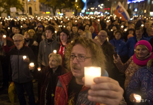 protest za odvolanie predsedu NR SR Pavla Pašku, ktorý zorganizoval poslanec NR SR Alojz Hlina v Bratislave 14. novembra 2014.