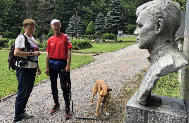 Behom okolo bývalého Československa chce český 66-ročný lekár Peter Kuchař osláviť 100. výročie vzniku samostatného štátu. Na ceste ho sprevádza manželka Viera a kríženec belgického ovčiaka, fenka Kamilka.