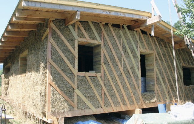 V Lazanoch svojpomocne stavajú ekologický dom zo slamy