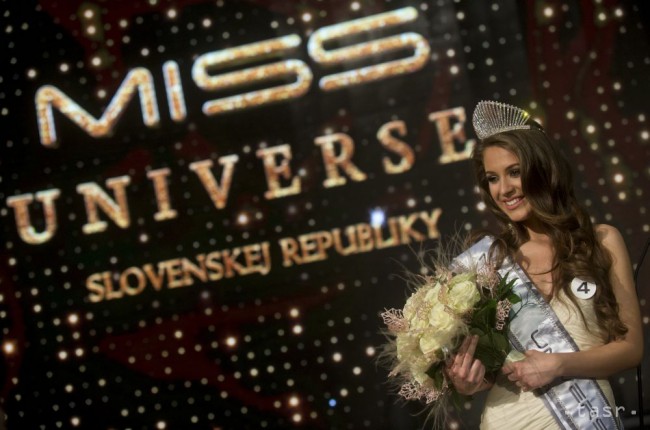 Na snímke víťazka 17. ročníka súťaže krásy Miss Universe SR Denisa Vyšňovská 6. marca 2015 v Bratislave.